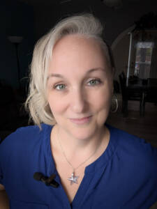 Portrait de Marie-Lou Bouchard, coach PNL et photographe, souriante et bienveillante, représentant la philosophie de Briller de l’intérieur.